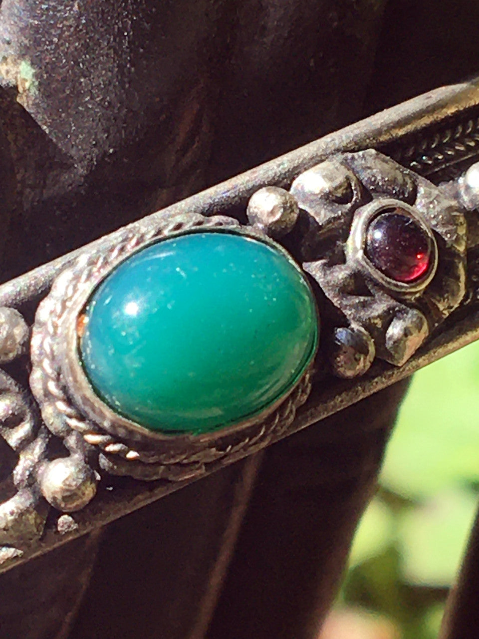 White Metal Jade Bracelet with Maroon Stones